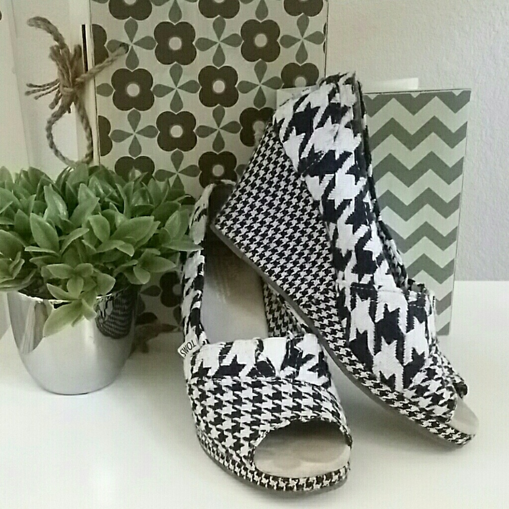 TOMS wedges